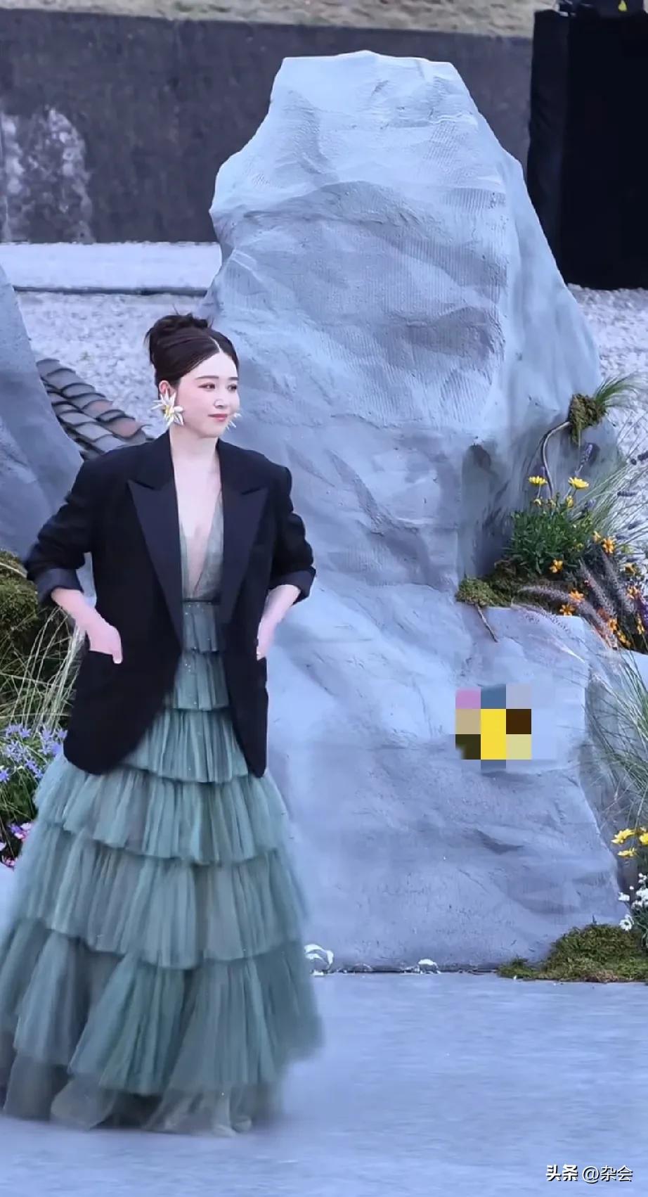 阚清子产后首亮相，这状态也太好了吧！
之前还担心那些传闻会影响她，现在看这红润的