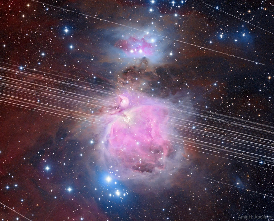 图中猎户座前的条纹是很多地球轨道卫星反射的阳光。随着越来越多的通信卫星（包括Sp