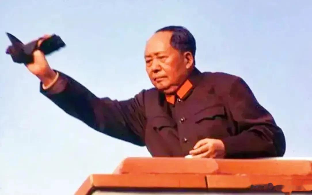 毛主席说：“修正主义，或者右倾机会主义，是一种资产阶级思潮，它比教条主义有更大的