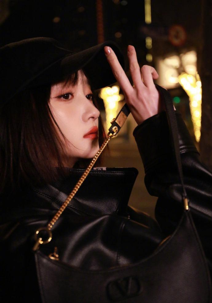 #宝藏兴趣攻略#今天来聊聊我的短发女神——关晓彤！她最近的短发造型真的是酷到没朋