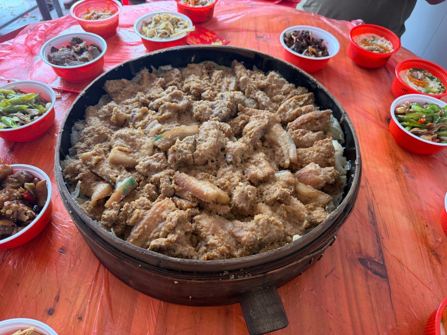 朋友说，在他们这里，这道米粉肉上桌，比什么波龙、东星斑都要有排面，最高的待客之道