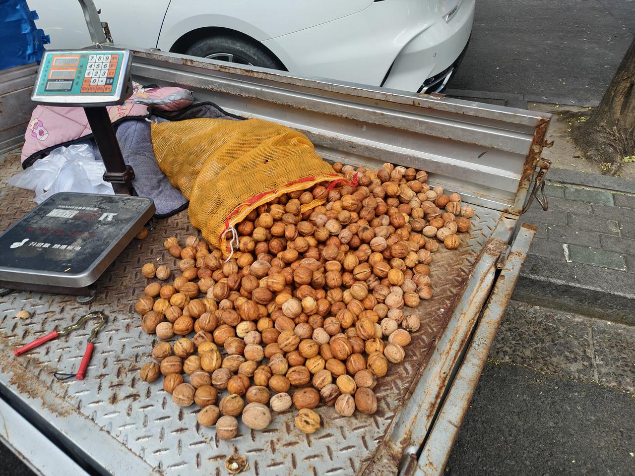 瞧瞧，在我们运城盐湖西街早市，大量的核桃已上市，今早都卖6元一斤，昨天都还卖的是