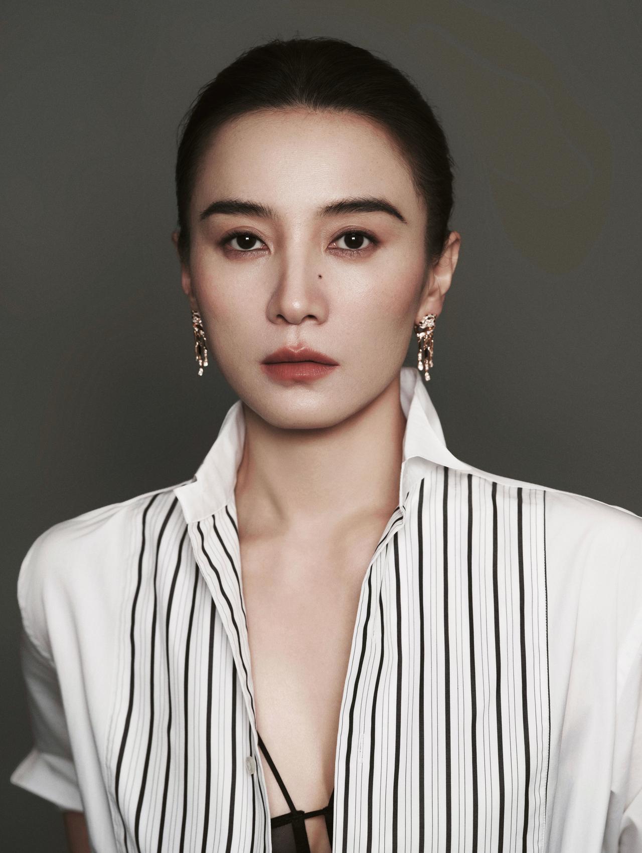 宋佳（26）
她完美的诠释了外搭简单内搭就不简单的规律
百花奖好多高定 ​​​