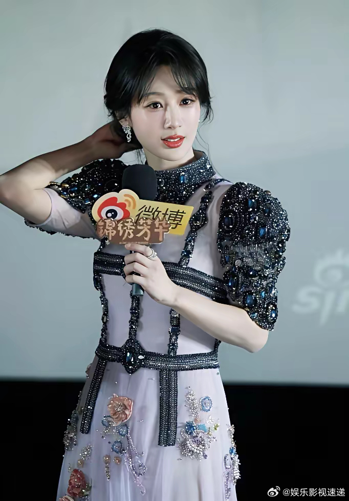 杨紫是得罪造型师了吗？怎么穿成这样？​​​​​​杨紫明明是灵动到会发光的姑娘，硬
