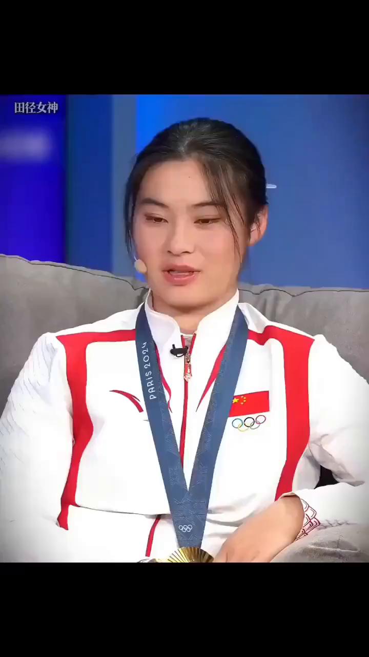 其实就是中国和美国在争这块金牌，要么抬进医院，要么走上领奖台。
邓雅文今年18岁