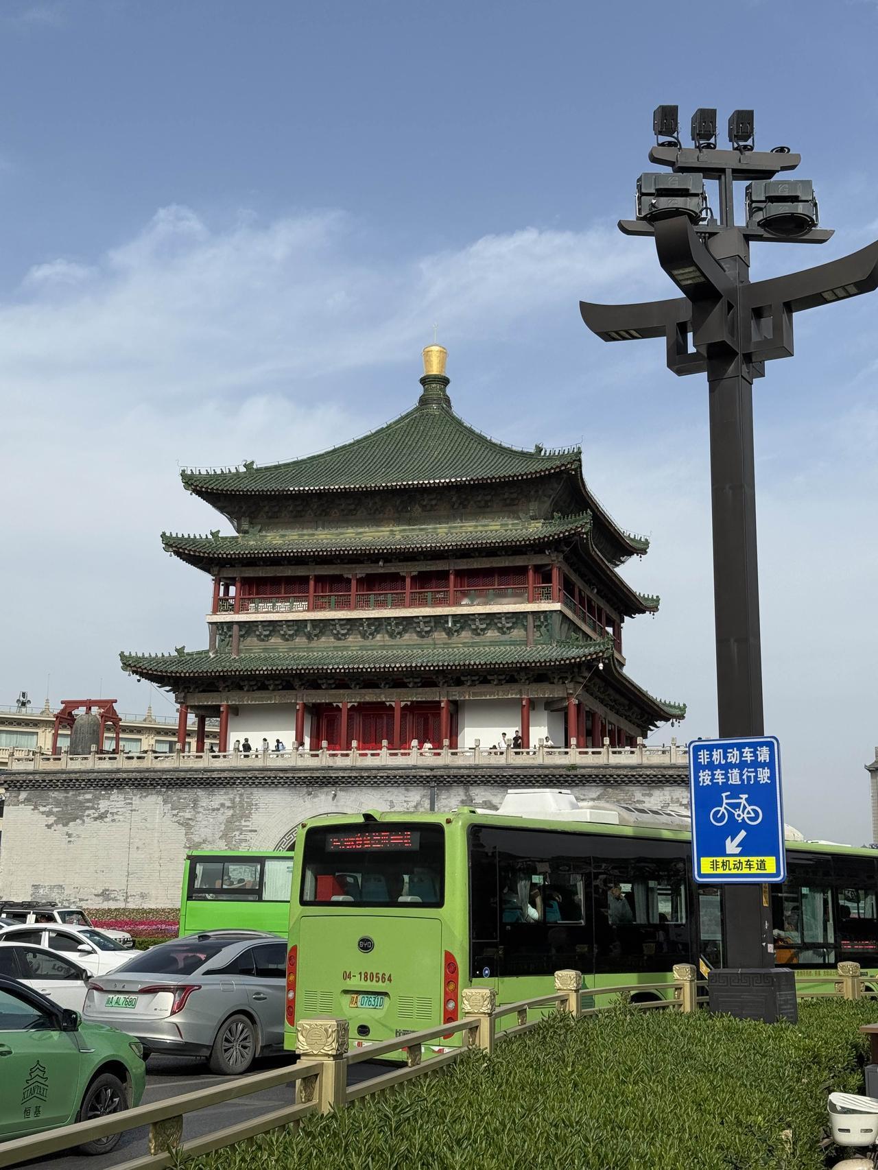 392级台阶，约摸20层楼的高度，足有60米。
年近八旬的老者竟能从容登顶，我着