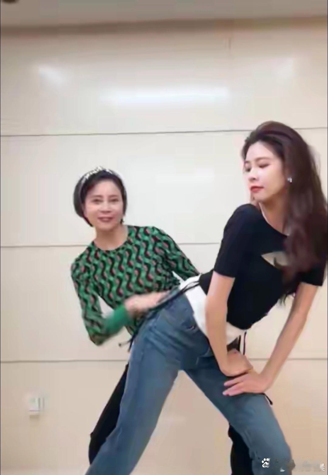 宋妍霏和妈妈同框跳舞也太养眼了！母女俩身材都超绝，妈妈又苗条又有气质，颜值完全不