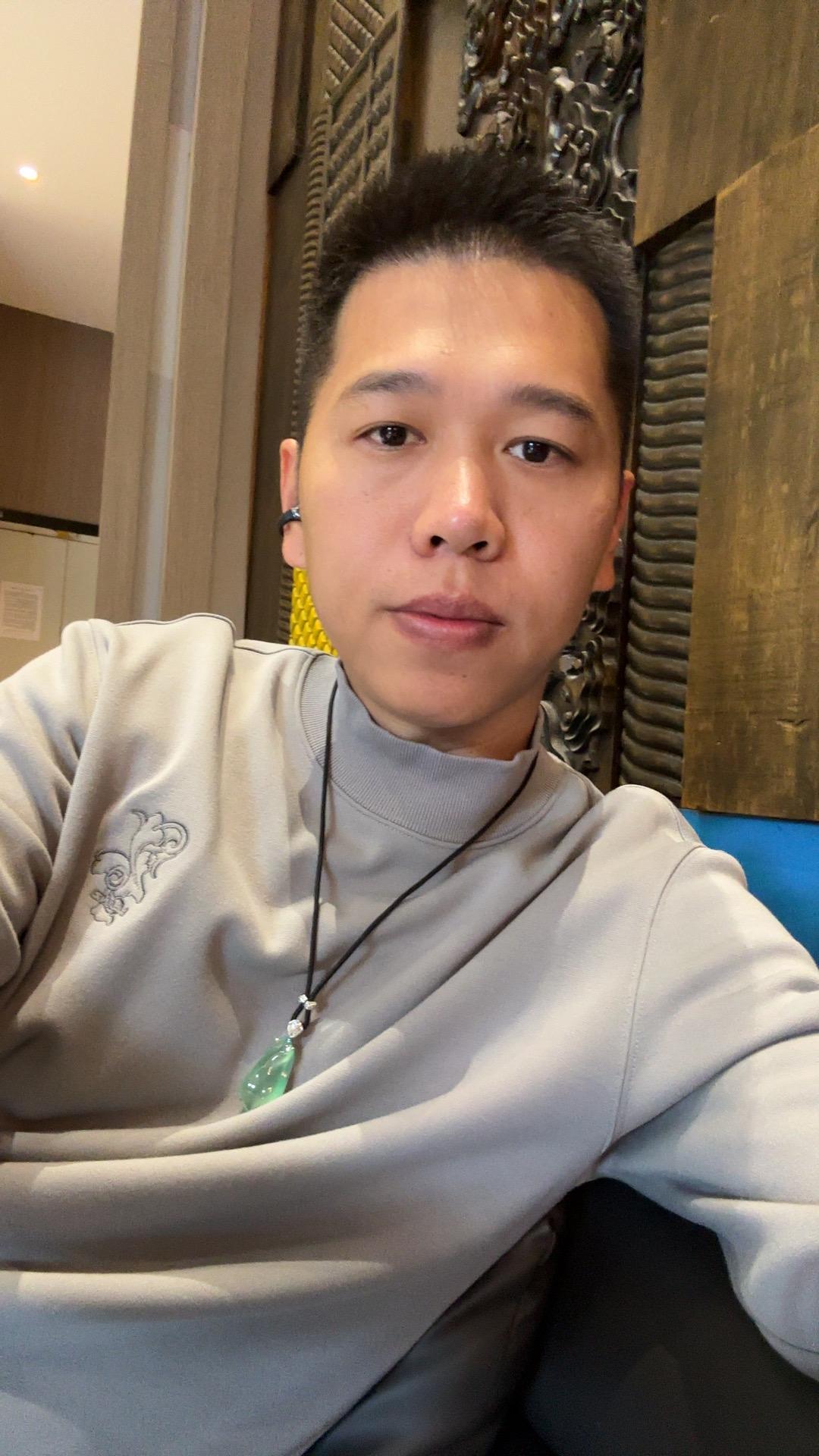 在能力范围内挑选自己喜欢的，然后拿下，东西就当奖励自己，当作继续努力迈...