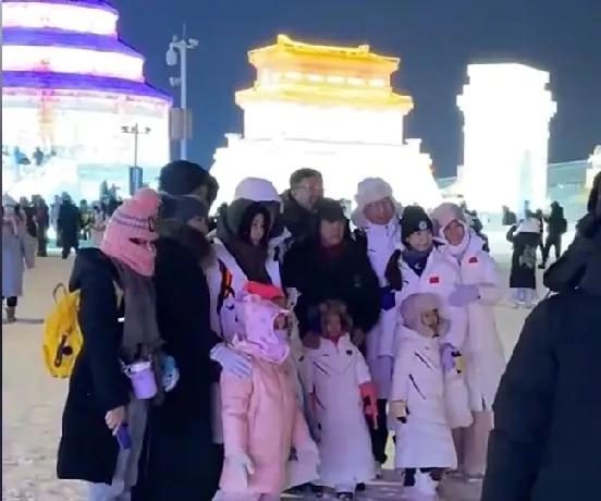 郭晶晶引发热议！
12月25日，郭晶晶突然引发了热议，只因为有网友在东北冰雪大世