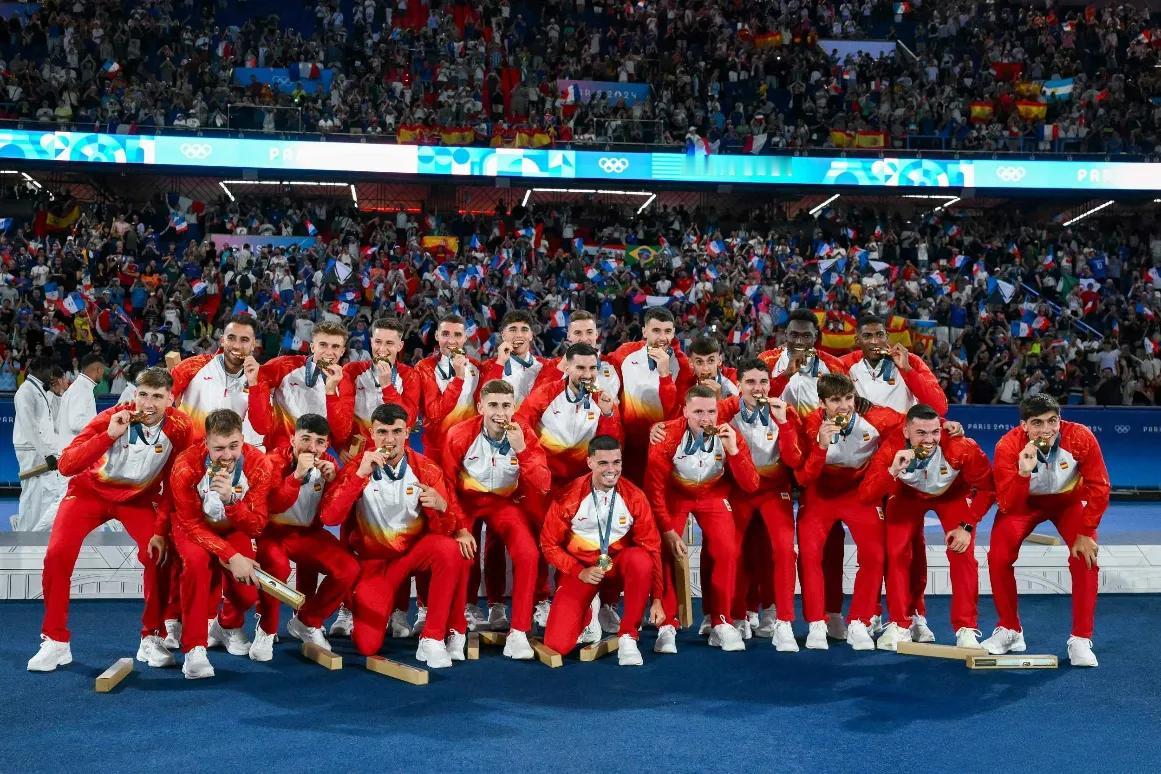 随西班牙国奥获得巴黎奥运男足金牌的球员都来自哪些俱乐部？

西甲——
1、巴塞罗