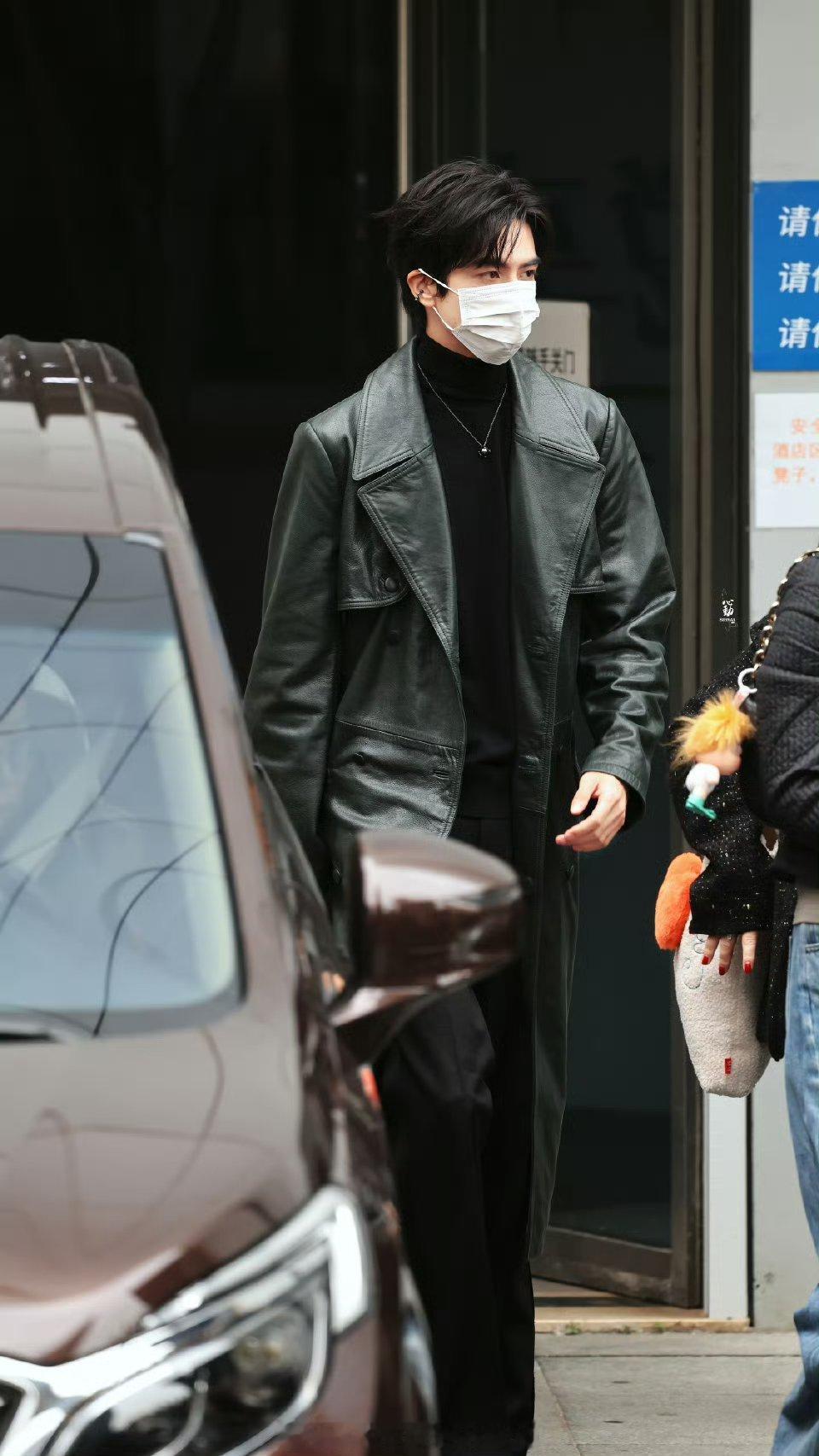 宋威龙、赵今麦hi6上班路透，男帅女美偶像剧期待骄阳似我了！！