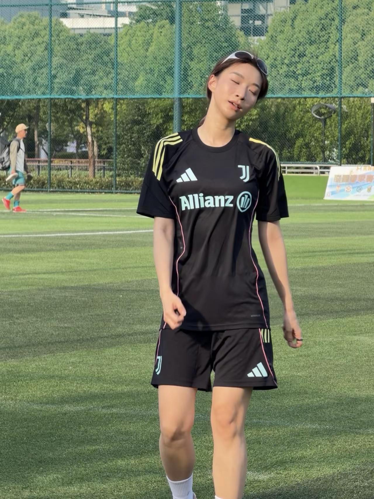 一把年纪学足球的心酸…谁懂啊？ 是教练都要拜拜🙏的程度 @杨家威-《威莱盟》煲
