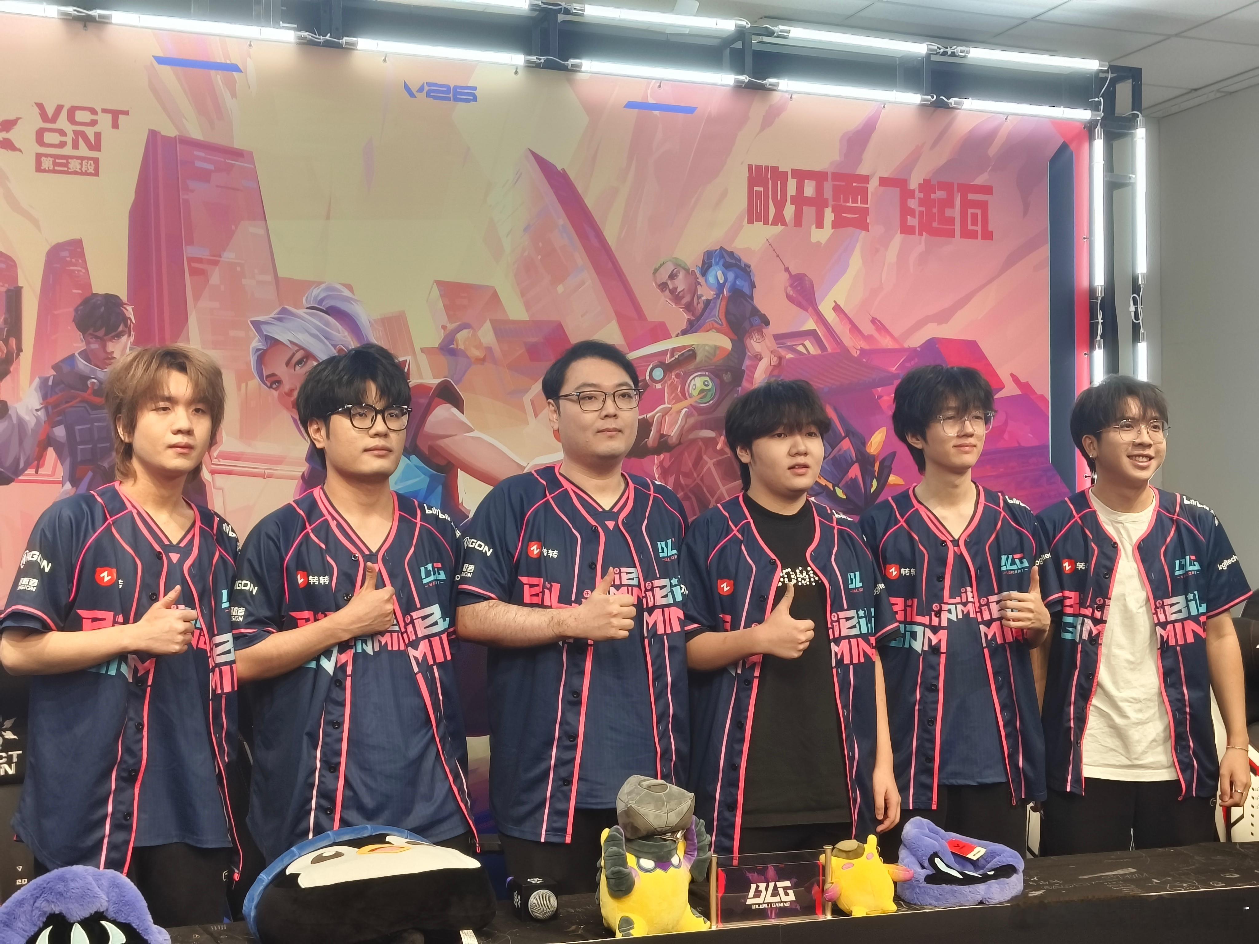 BLG赛前采访结束合影2026无畏巡回成都站2026vctcn第二赛段BLG无畏