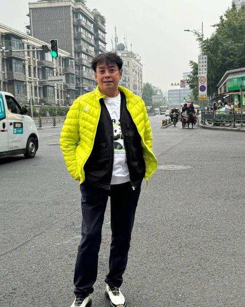 谭咏麟难道会瞬间转移术？昨天还在成都开演唱会呢，今天就漂移到了香港，难道成都街头