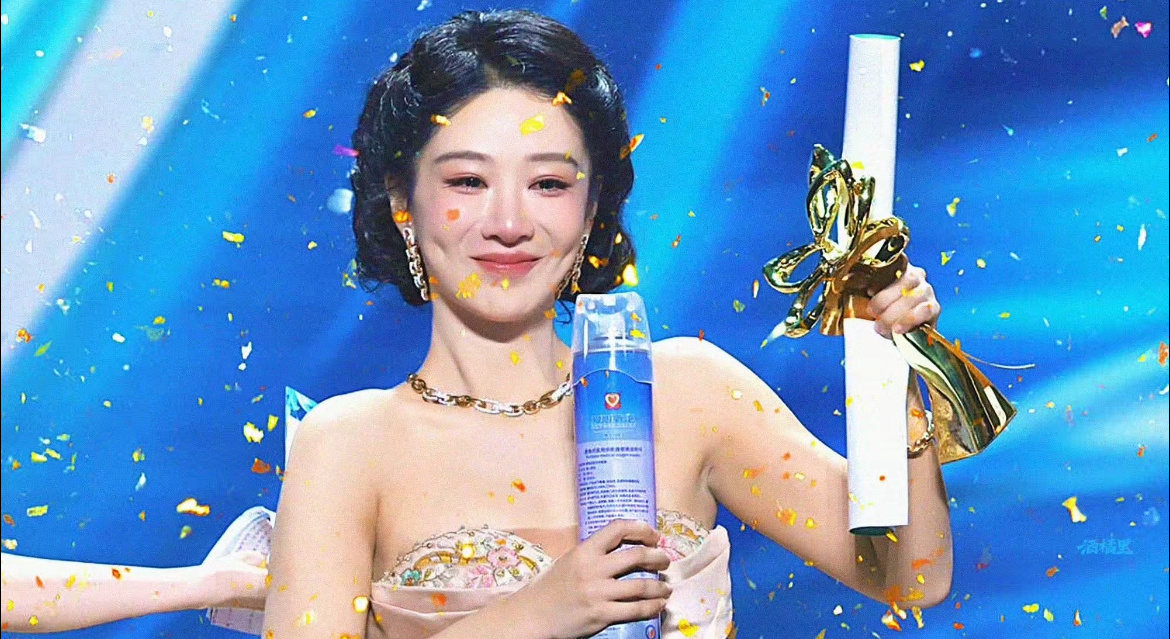 这三年每年的这几天都在关注着白玉兰 今年终于看着她捧起这朵玉兰花了 喜欢杨紫很久