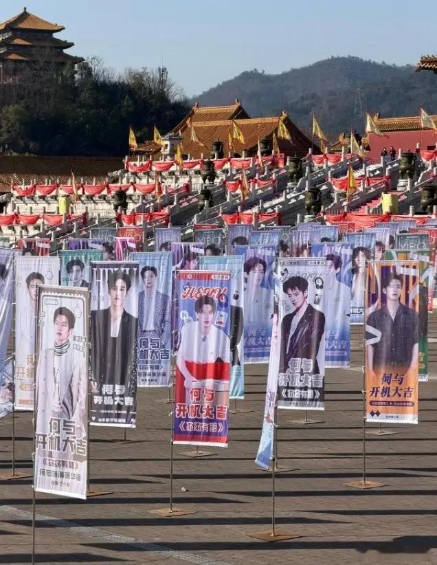 何与确实吃到了《双轨》的红利他和包上恩的《窈窕有期》即将开机，这次的开机应援比他