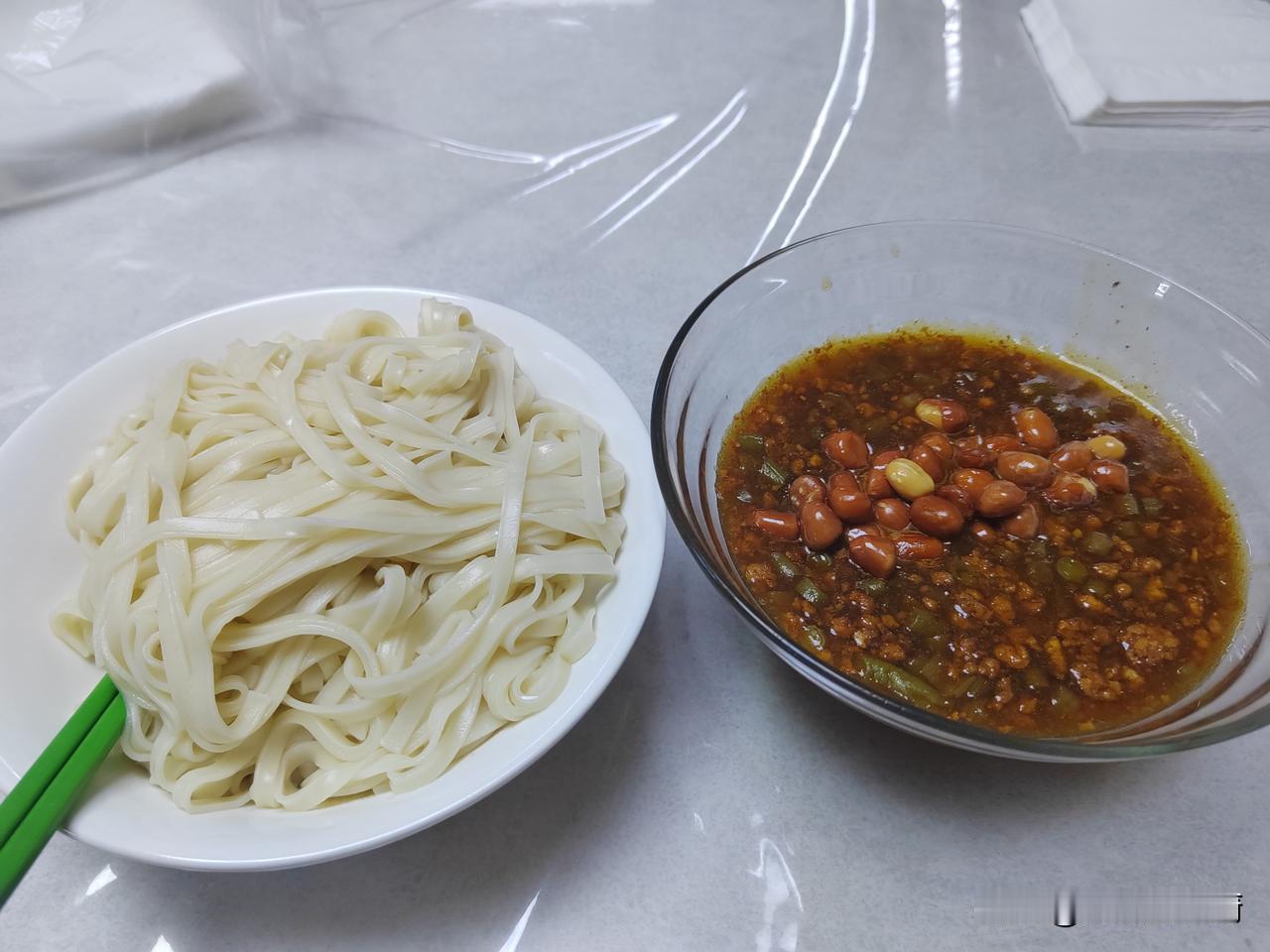 今天是周末，做午餐的时候有个哥们（上条船同船过）来到厨房，我对他聊起目前船上的伙