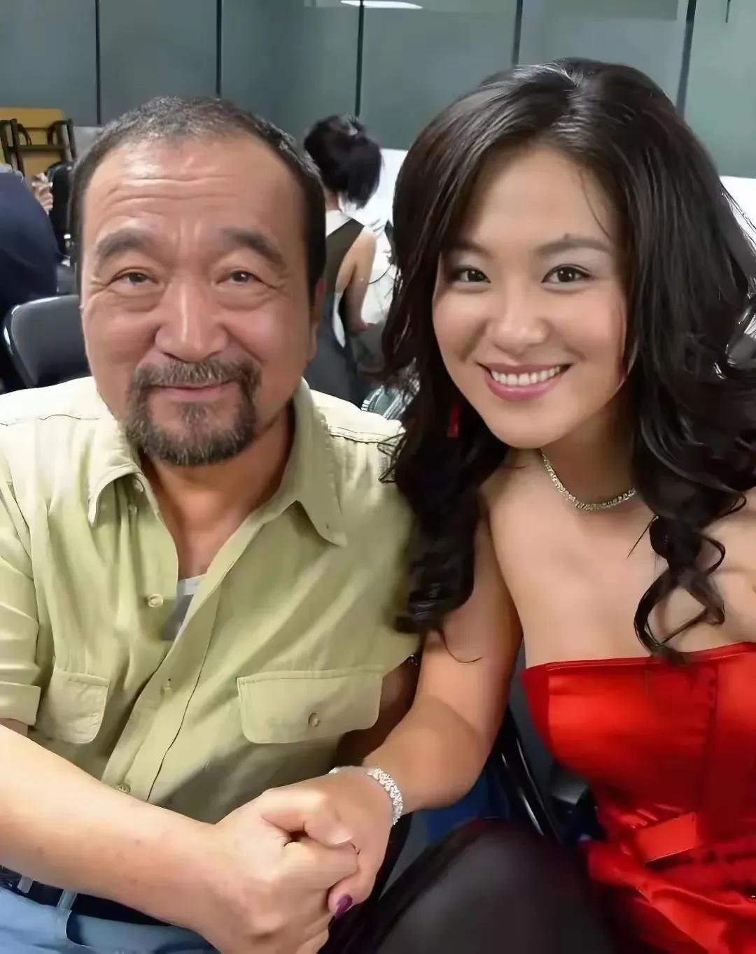 这是一对相差20岁的夫妻，男人有个最大的遗憾！他最大的遗憾就是，只能跟这位美女在