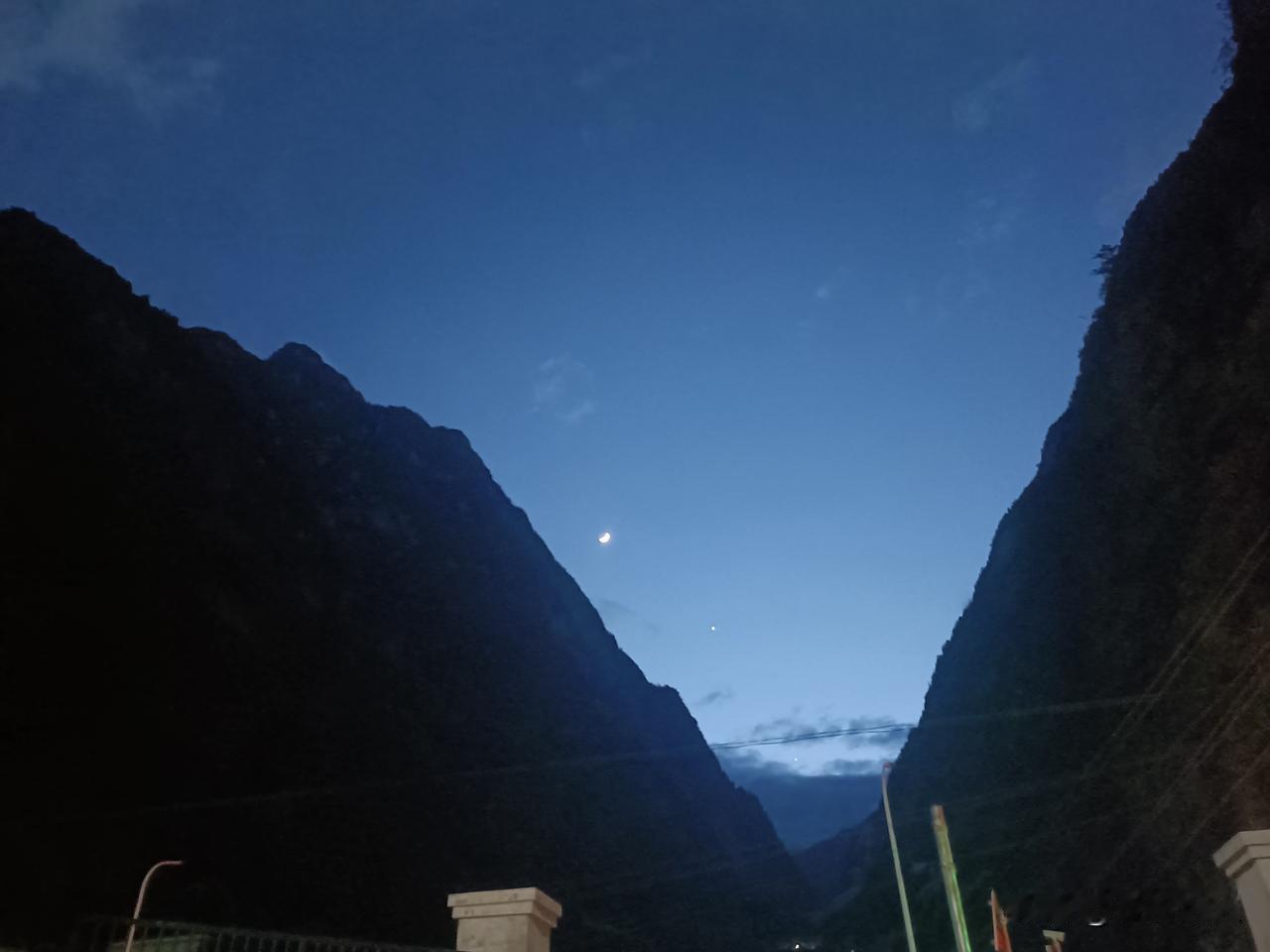 只有在甘孜的夜才能看到星空，才能看到银河。
想想上一次看见银河还是在我10多岁的