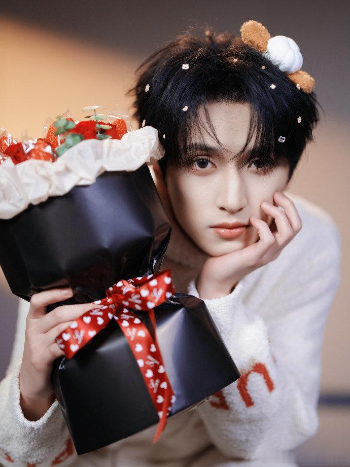 严浩翔今天应该吃点甜的严浩翔手捧草莓花束严浩翔今天应该吃点甜的，浩翔手捧草莓花束