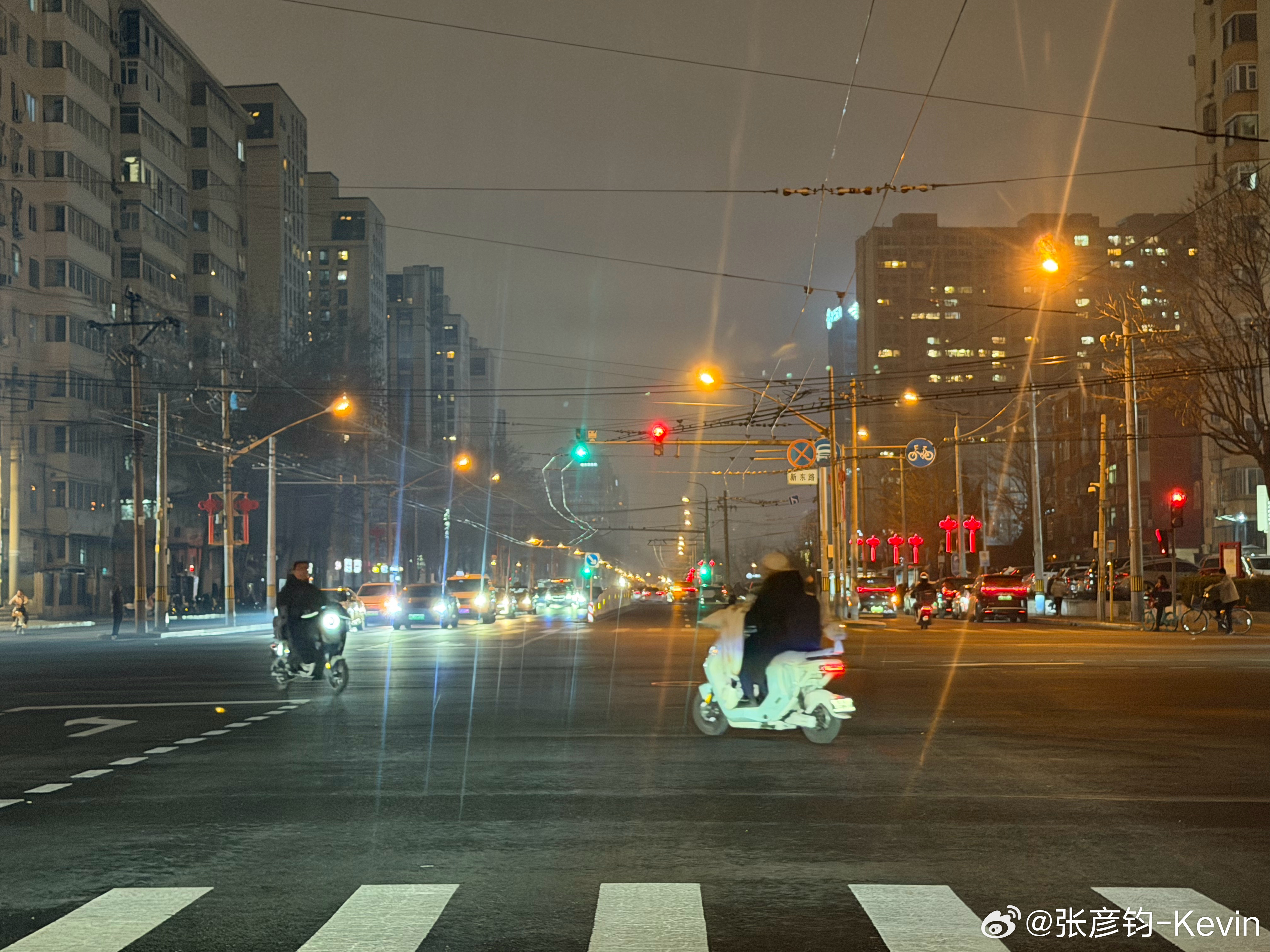 刚这个路口，一个女的扣个大帽子，骑电动车带着孩子，红灯根本不减速就是走！马路这侧