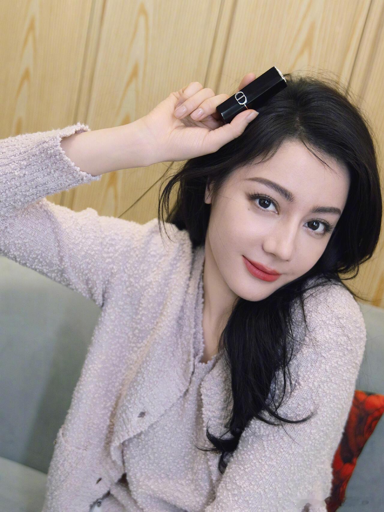 迪丽热巴热巴元旦更新，这套穿搭好温柔！迪丽热巴‖