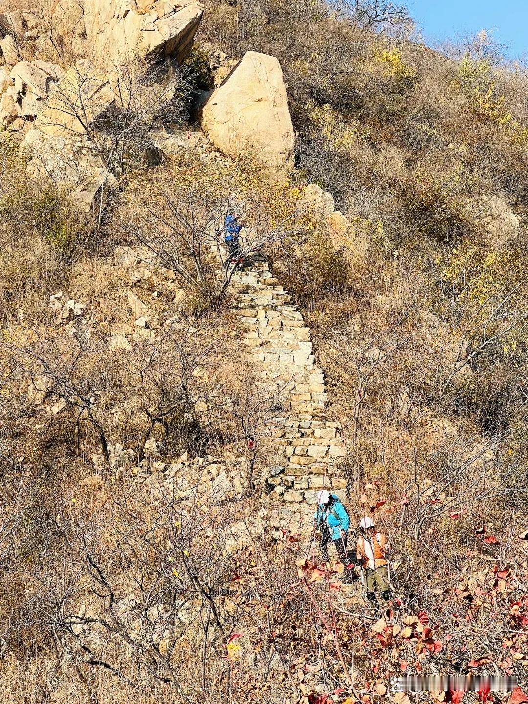昌平冷门赏秋地推荐：延寿寺—大北梁小环线，导航至延寿寺停车场即可。这条6.3km