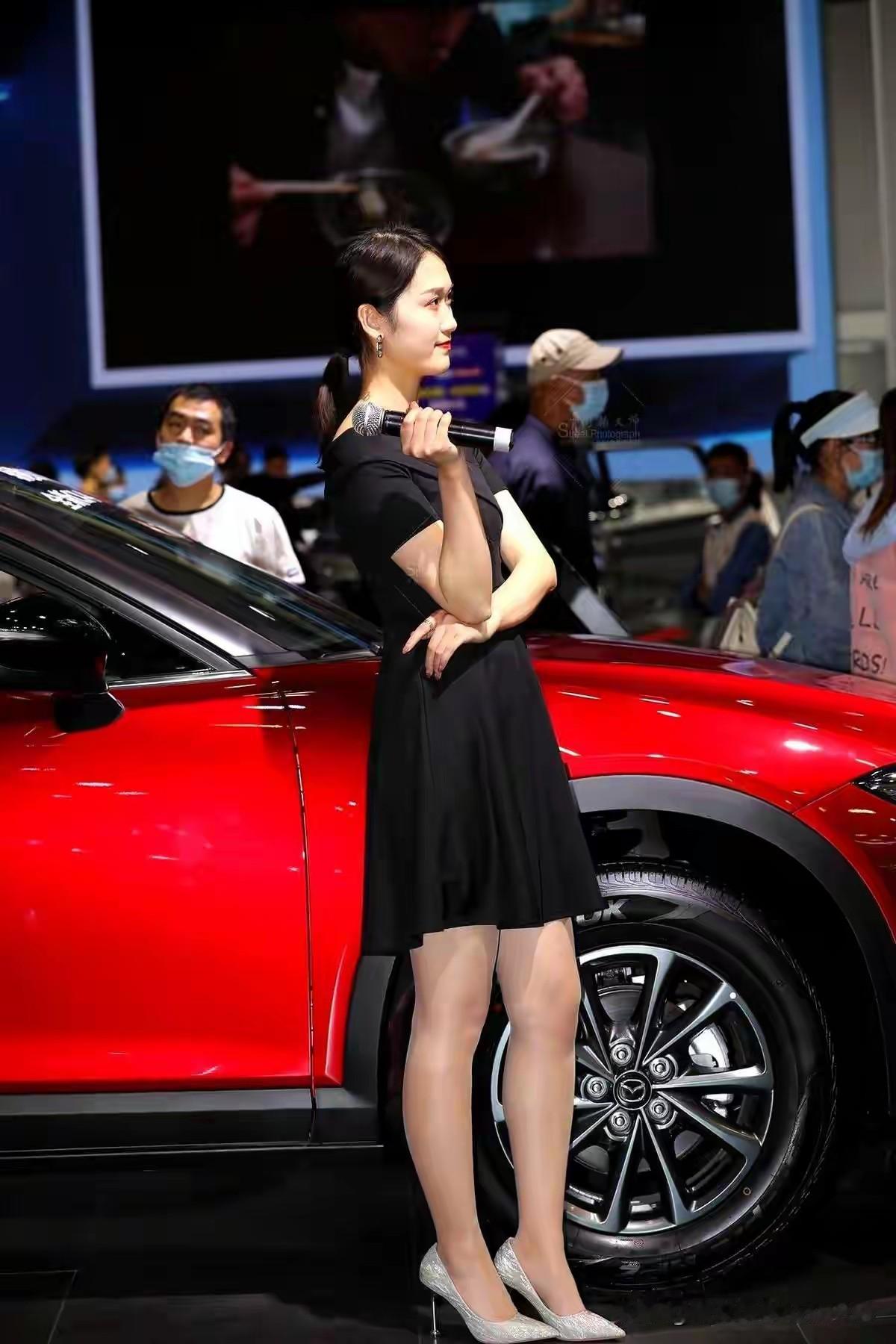 惊艳的红色豪车与优雅的女主持人，完美搭配！💃🚗💃