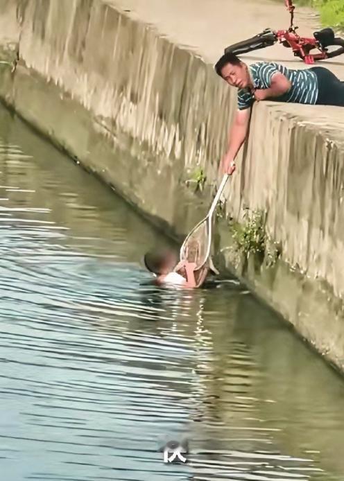 “被人民日报点赞了！”广东东莞，一男孩落水，钓鱼大哥飞奔而至，教科书般“趴地”降