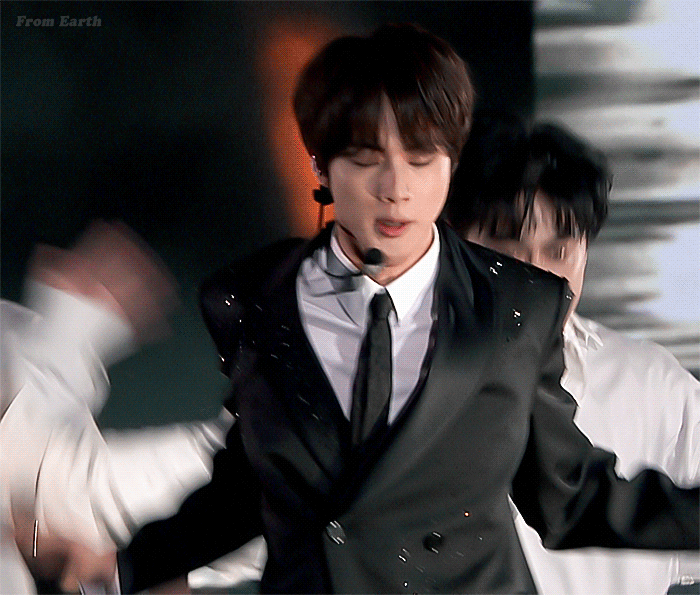 我只接受我欧巴穿这样华丽的黑西装 