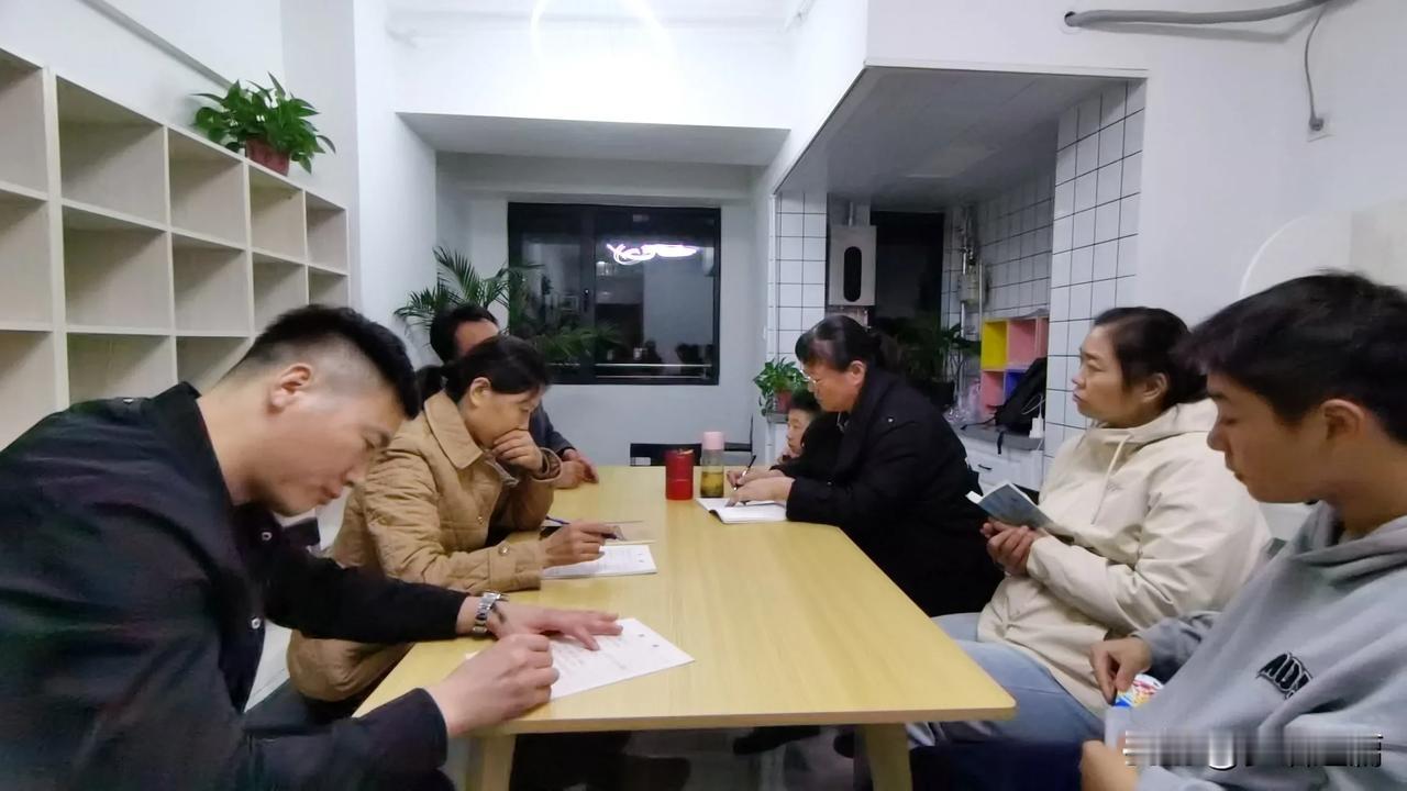 “知常曰明，不知常，妄作，凶。”知晓按照常理做事的人，叫做明事理的人，而不按照常