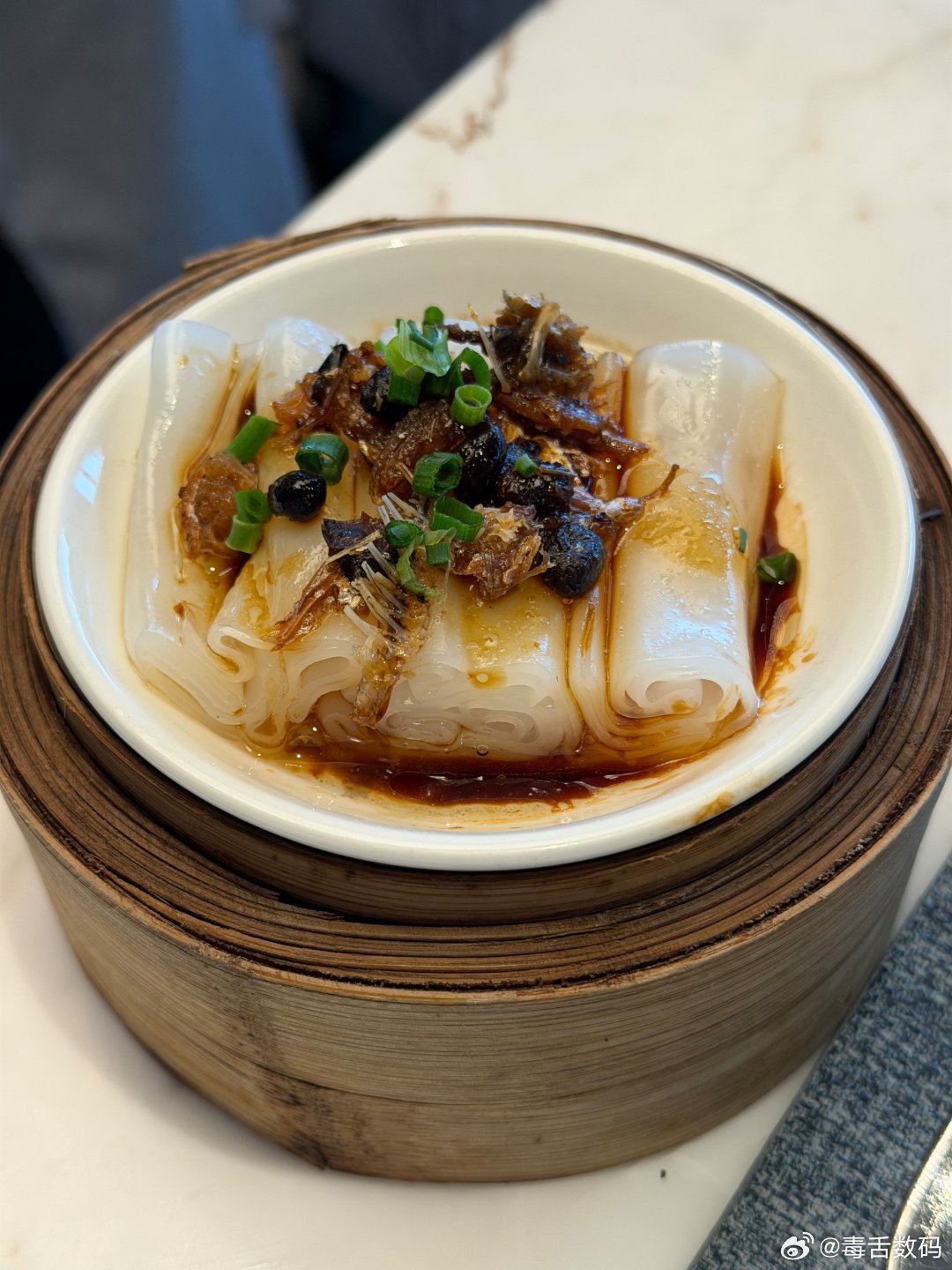 吃早饭，遇到几个老外，我发现他们其实还是习惯拿面包，汉堡，一些蔬菜沙拉之类的吃。