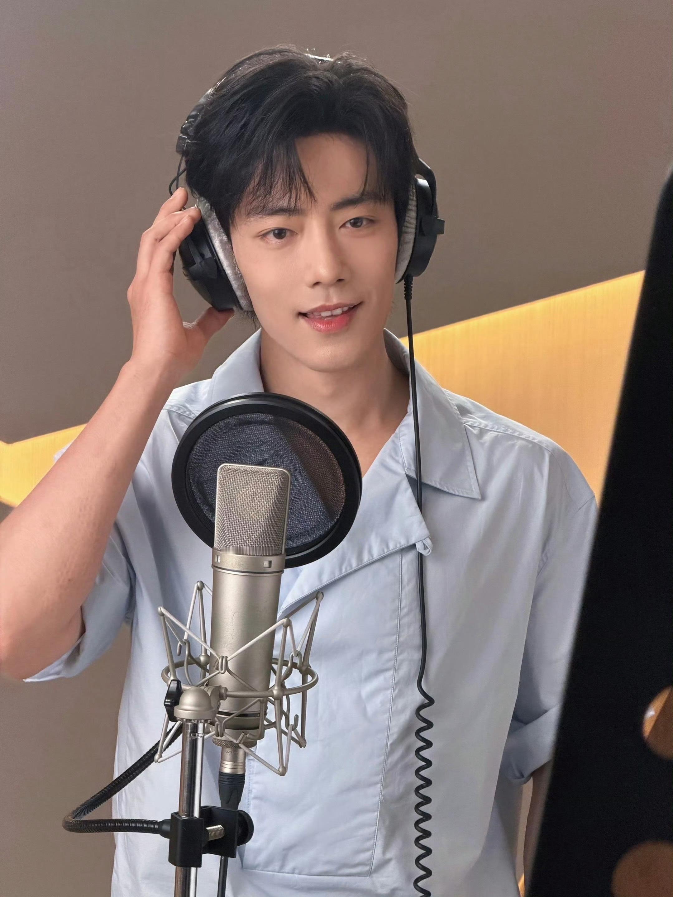 肖战从这里闪耀录音花絮肖战录音live图 解锁肖战歌曲录音幕后花絮，live图记