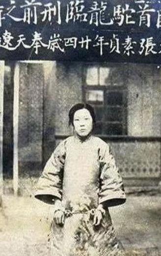 1925 年 1 月的一个冬夜，24 岁的青楼女子张素贞正在接客。她刚缓缓解开衣