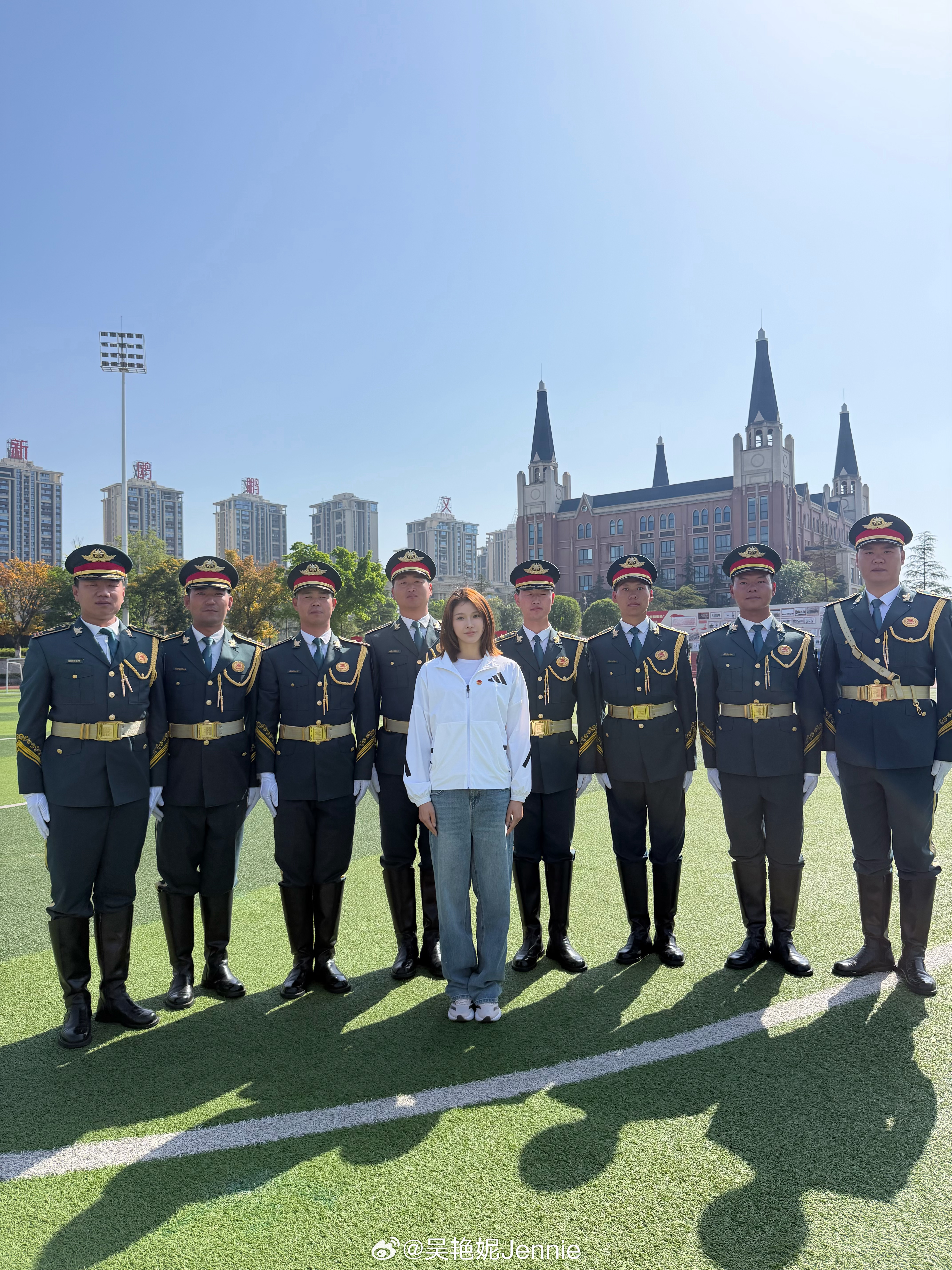 #吴艳妮说不畏艰险不辱使命#  更新社媒晒照，参加德阳巴川中学参“重走长征路”主