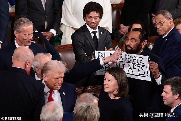 特朗普发表国情咨文演讲，民主党议员Al Green在总统走过时手里举着一块牌子，