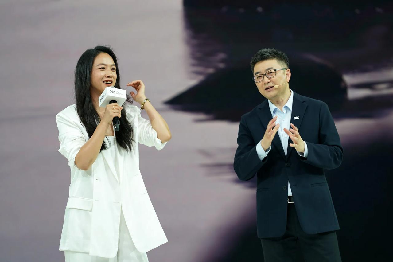 2023上海车展智己展台发布会，智己LS7代言人汤唯亮相，与智己汽车联席CEO刘