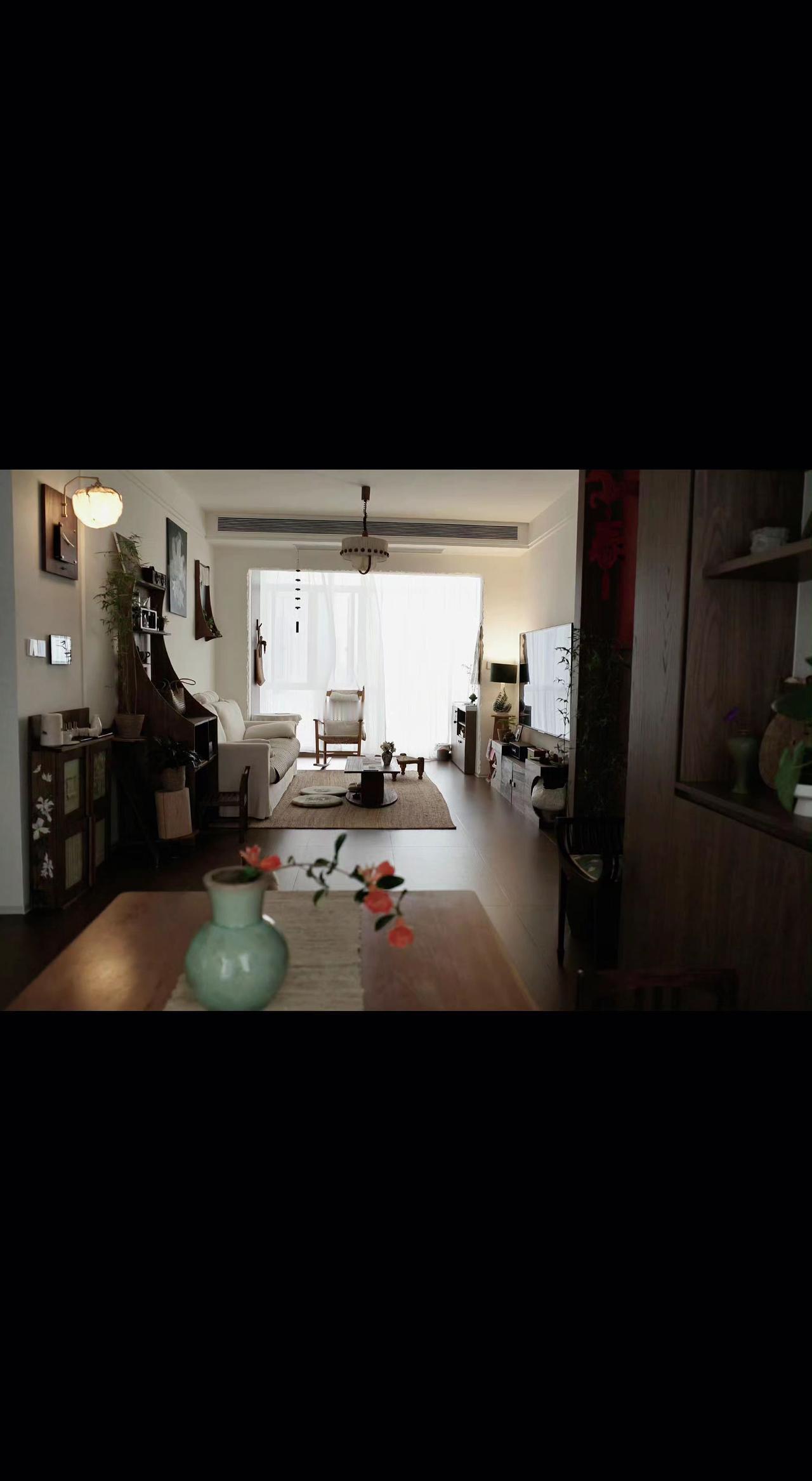 🌿光影漫过旧木桌，青瓷瓶里藏着整个春天。岁月在角落打盹，家是时间最温柔的容器✨