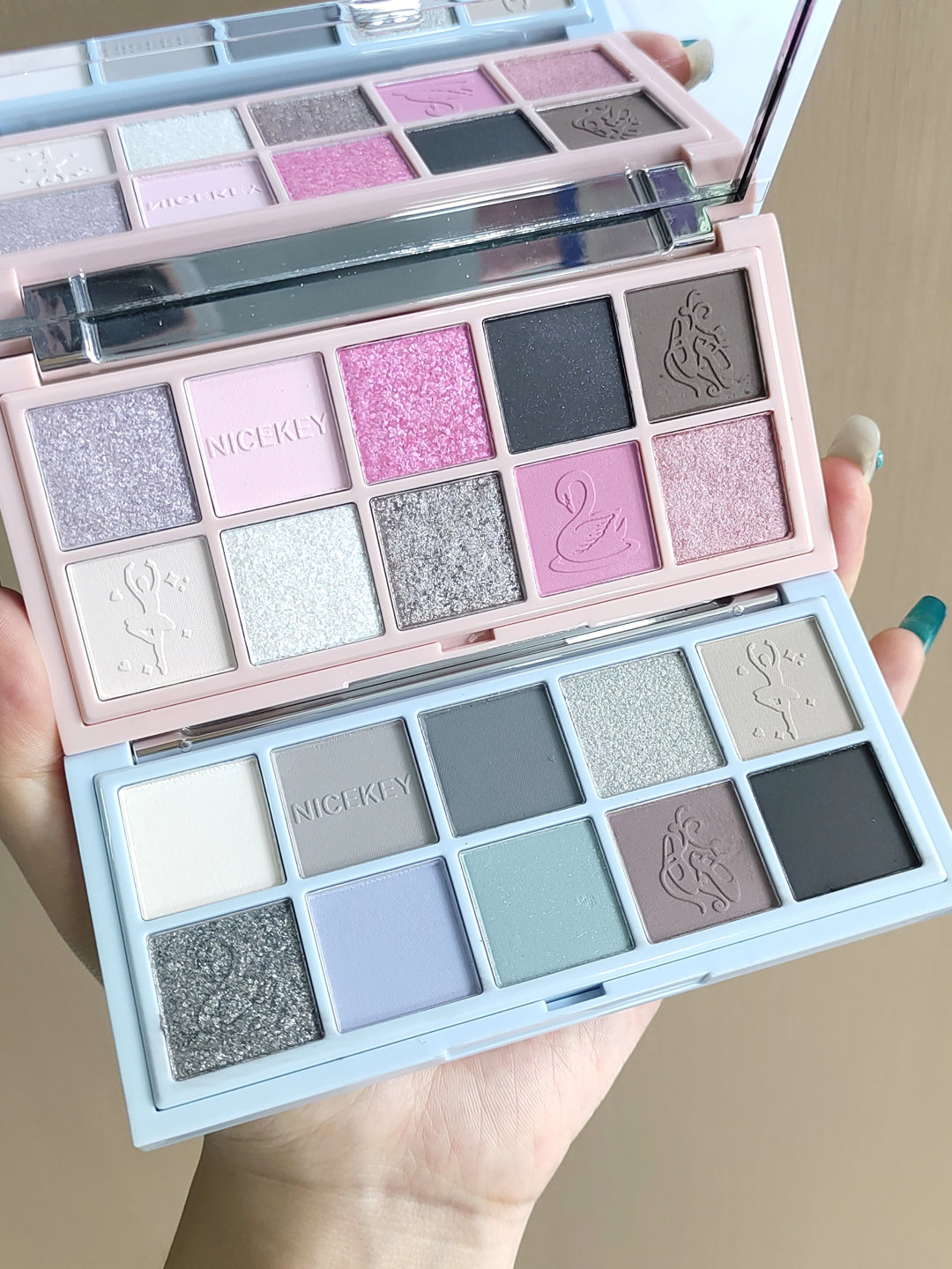 💗💙一眼心动！这眼影盘美得太犯规！谁懂啊！这两盘眼影直接焊我眼皮上算啦颜色鲜