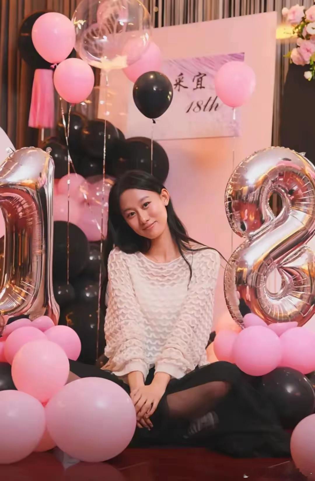 演员房子斌杨雨婷在高考现场，送女儿参加考试，18岁爱女美貌出众 ​​​