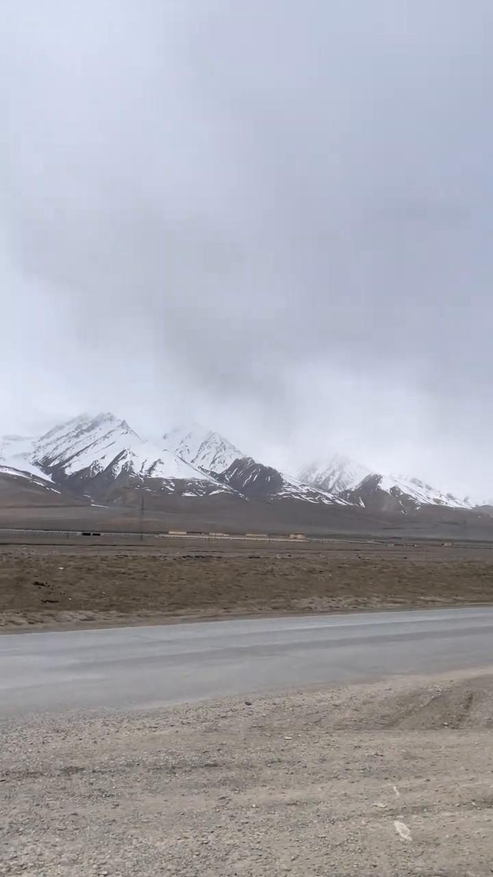 雪山饭店全面都是大雪。