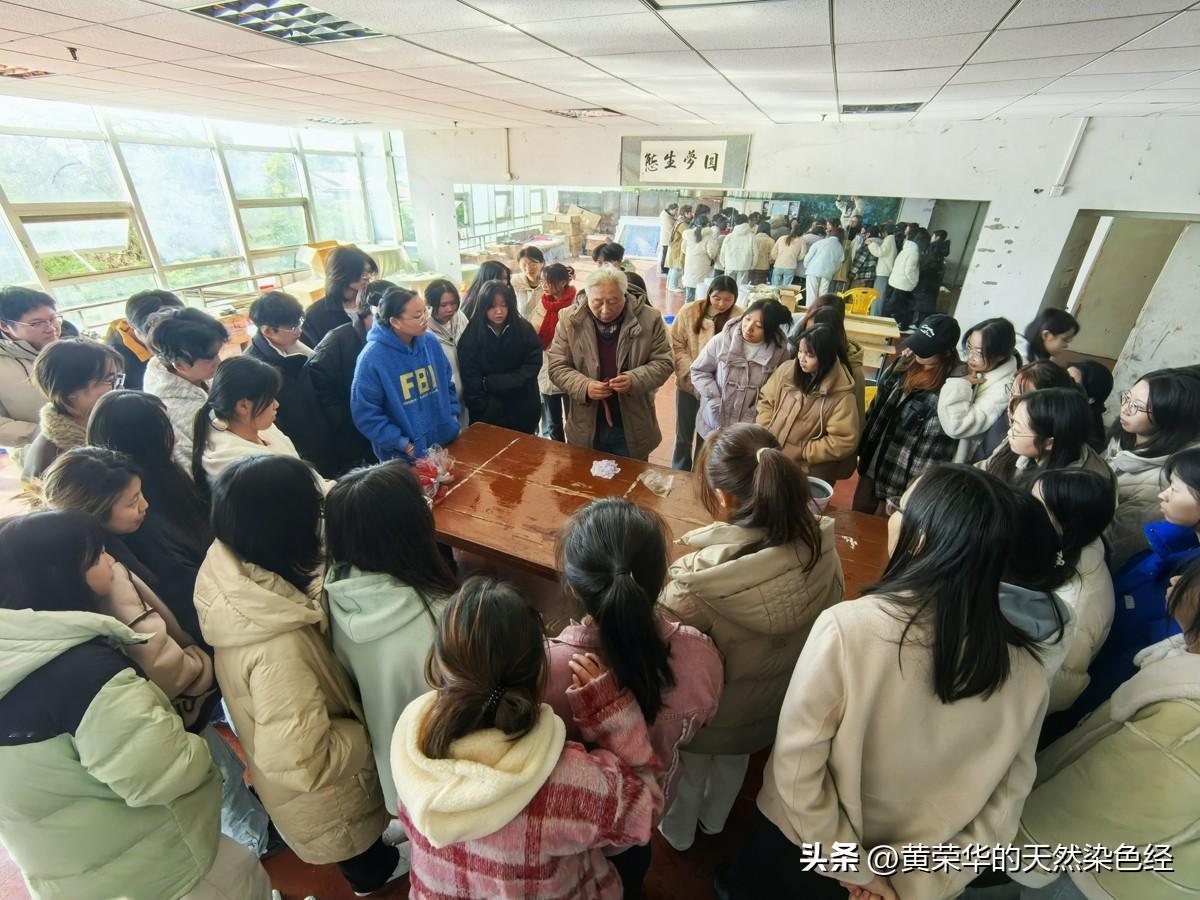非遗植物染走进湖北生态工程职业技术学院
昨日，受学校邀请，传统植物染非遗传承人黄