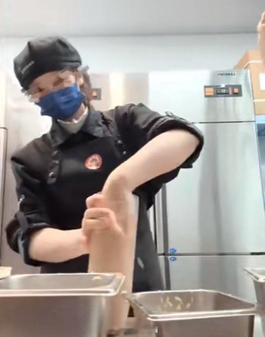 霸王茶姬辞退涉事店员霸王茶姬某奶茶店原员工模仿印度“手打”奶茶拍摄娱乐视频，现在