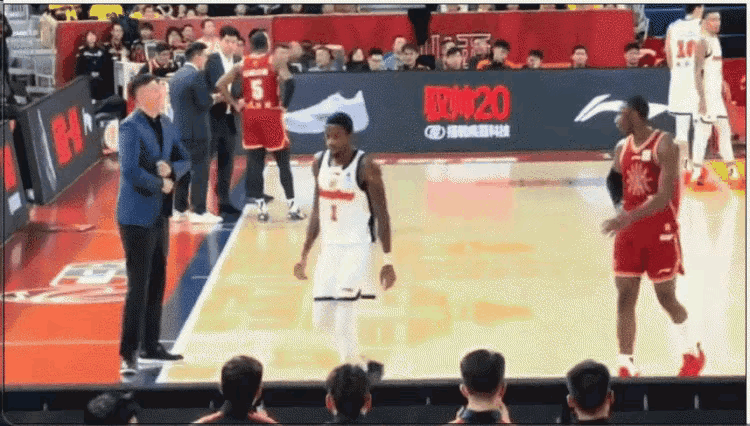 温情瞬间！迪亚洛赛场向杜锋比心，杜锋竖大拇指并回以大心回应在激烈的比赛间隙，赛场