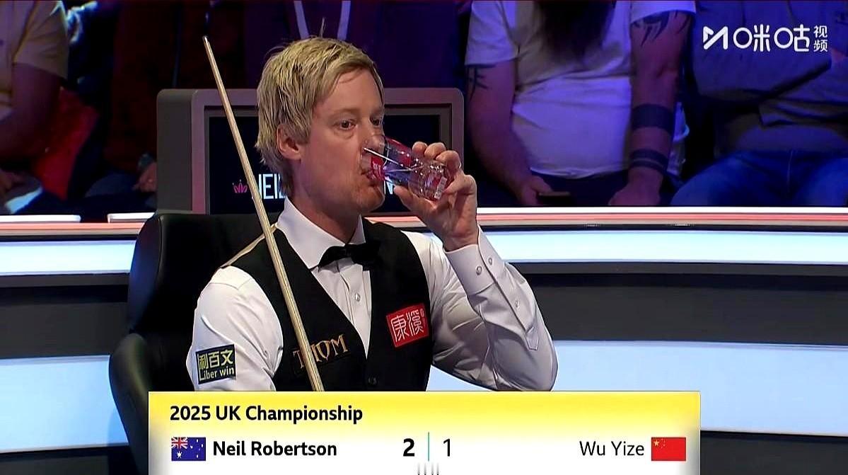 北京时间12月4日凌晨，斯诺克英国锦标赛16强赛尘埃落定。中国选手吴宜泽以1比6