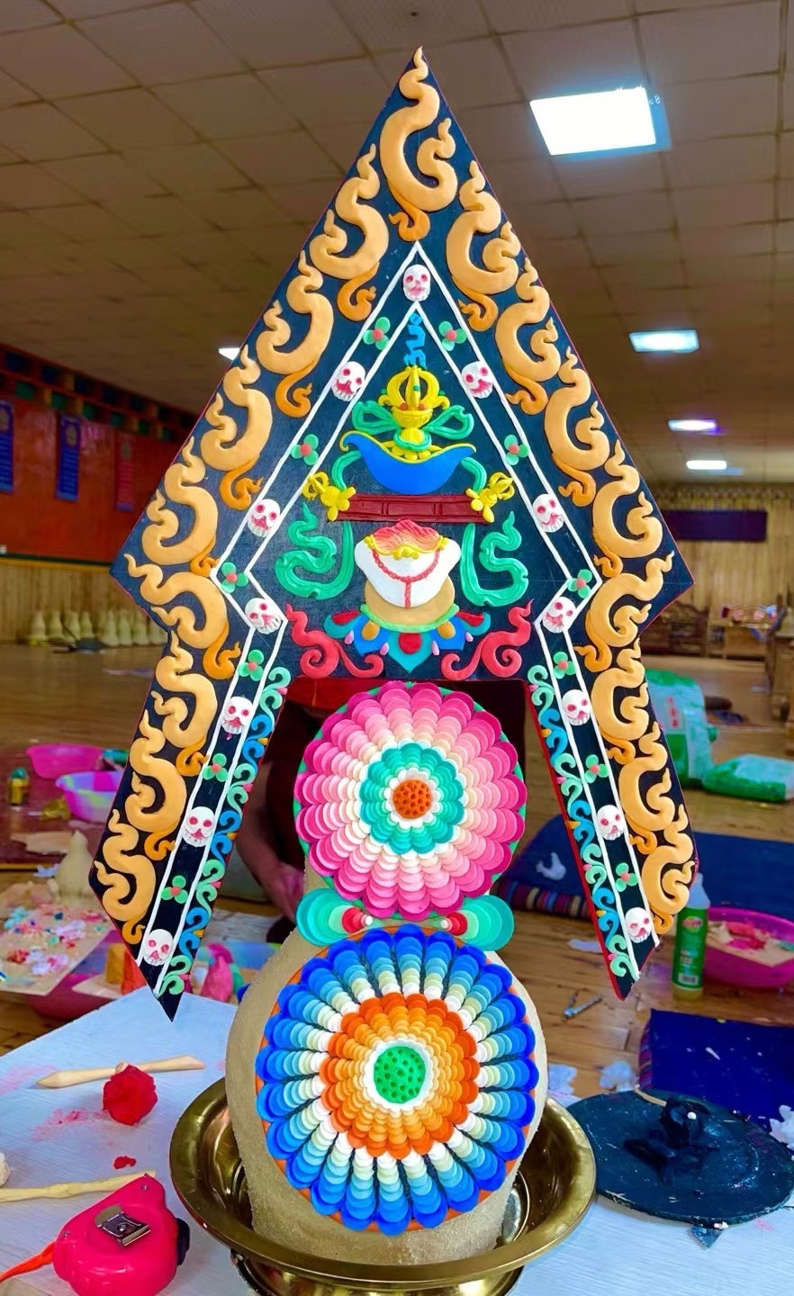 佛法指出的是一条人心变得高尚善良， 充满光明粒子的光明大道。 学佛就是走进这条佛