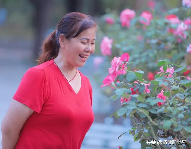 年过50岁的女人，最渴望的并非金钱。李姐53岁，换了新发型丈夫三天都没发现，她感