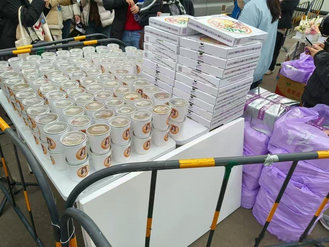 金枝开机逆应援（p1-p2）李一桐为粉丝准备了热饮和披萨（p3）陈星旭不让粉丝为