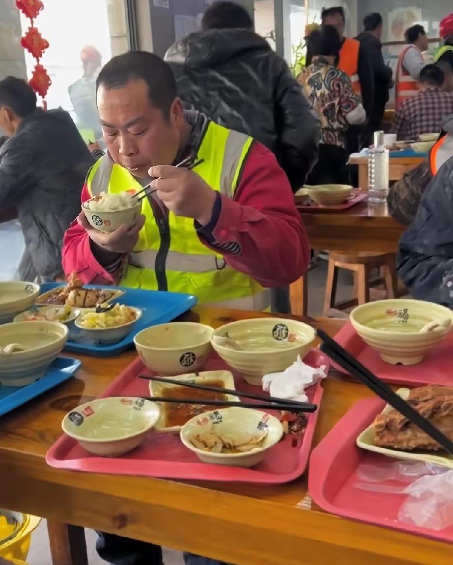 大学食堂的正午，人声嘈杂，最能看清人心冷暖。那天午饭高峰期，浑身带着尘土的农民工