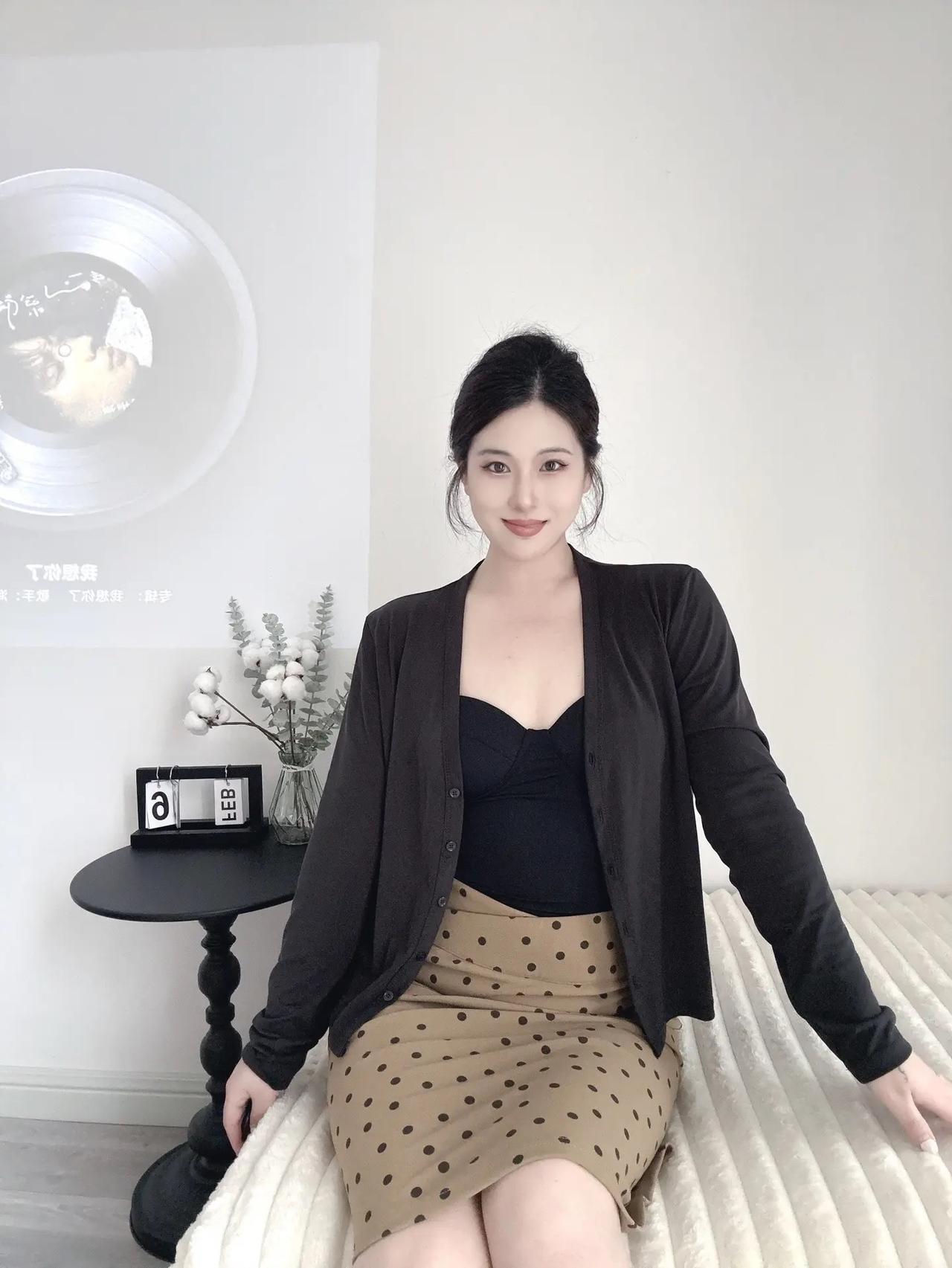 优雅黑卡其，简约不失时尚，黑白配尽显气质。